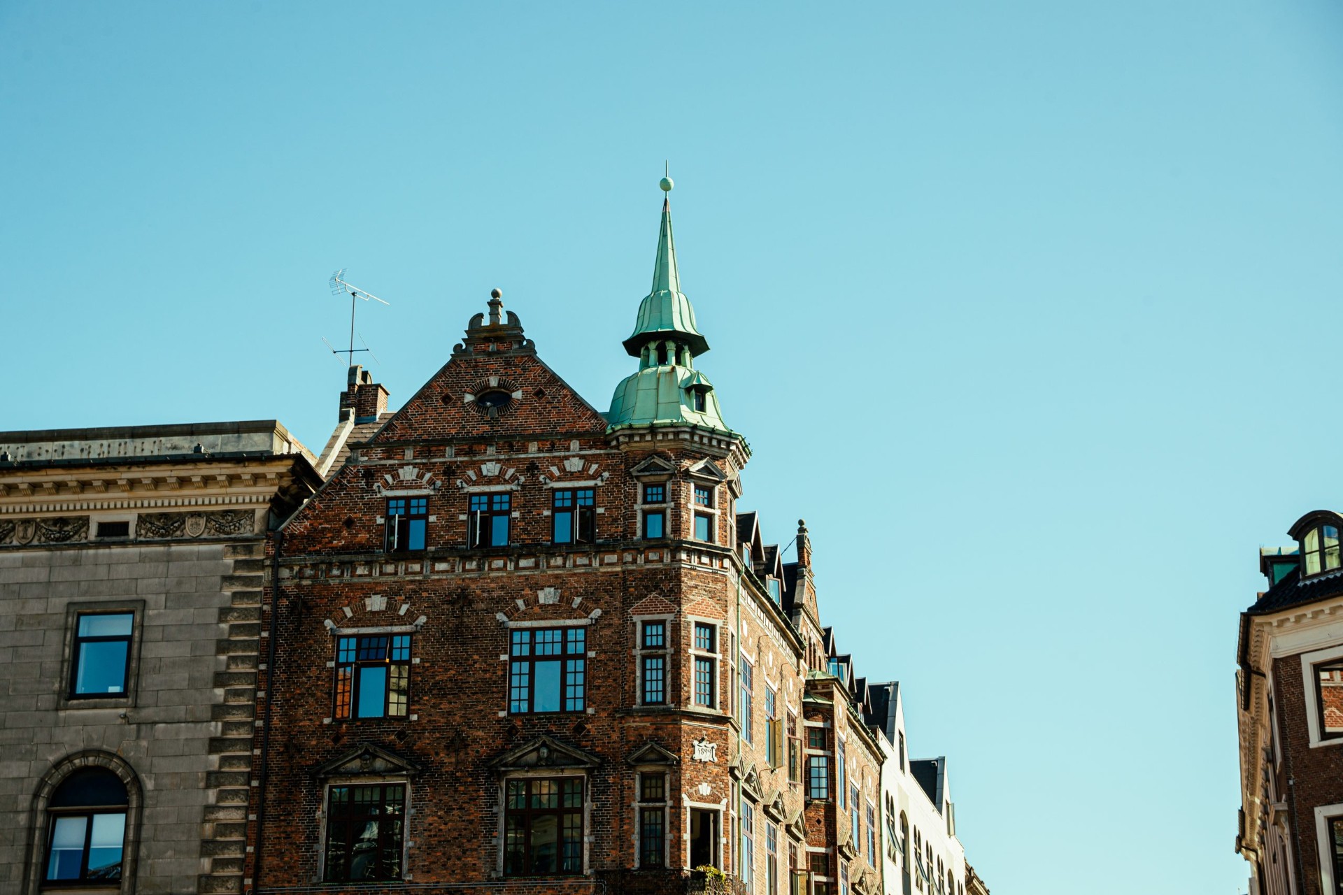 Københavns tagrygge og kobbertårne i den blå time